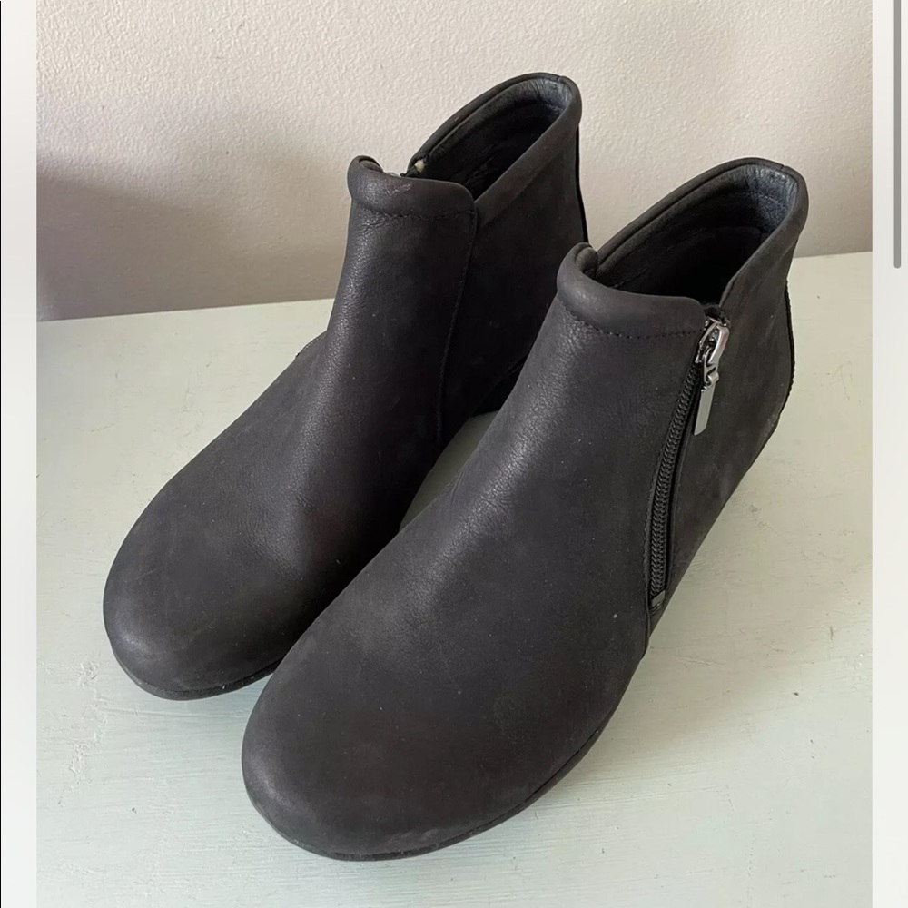 Dansko Lee Ankle Bootie Black Side Zip Nubuck Leather size 39